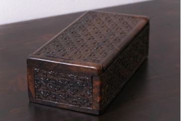 アンティーク雑貨　イギリスアンティーク　小花の彫刻が施された蓋付き木箱(小物入れ)