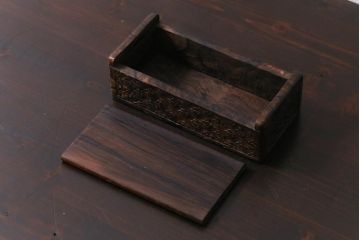 アンティーク雑貨　イギリスアンティーク　小花の彫刻が施された蓋付き木箱(小物入れ)