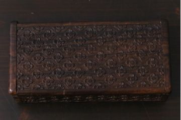 アンティーク雑貨　イギリスアンティーク　小花の彫刻が施された蓋付き木箱(小物入れ)