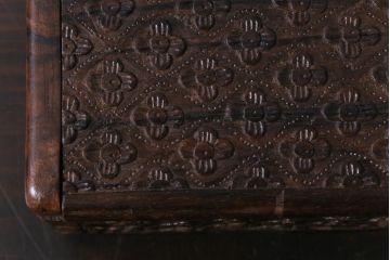 アンティーク雑貨　イギリスアンティーク　小花の彫刻が施された蓋付き木箱(小物入れ)