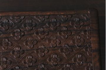 アンティーク雑貨　イギリスアンティーク　小花の彫刻が施された蓋付き木箱(小物入れ)