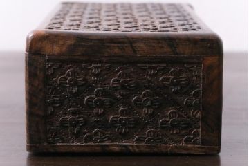 アンティーク雑貨　イギリスアンティーク　小花の彫刻が施された蓋付き木箱(小物入れ)