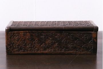 アンティーク雑貨　イギリスアンティーク　小花の彫刻が施された蓋付き木箱(小物入れ)