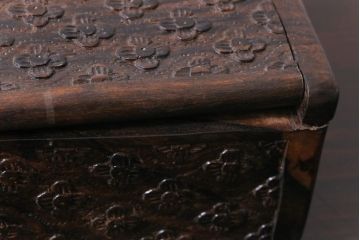 アンティーク雑貨　イギリスアンティーク　小花の彫刻が施された蓋付き木箱(小物入れ)