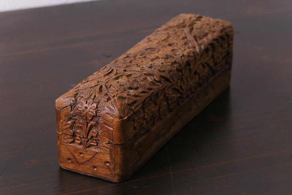 アンティーク雑貨　イギリス　彫刻　アンティークの小さな木箱(小物入れ)