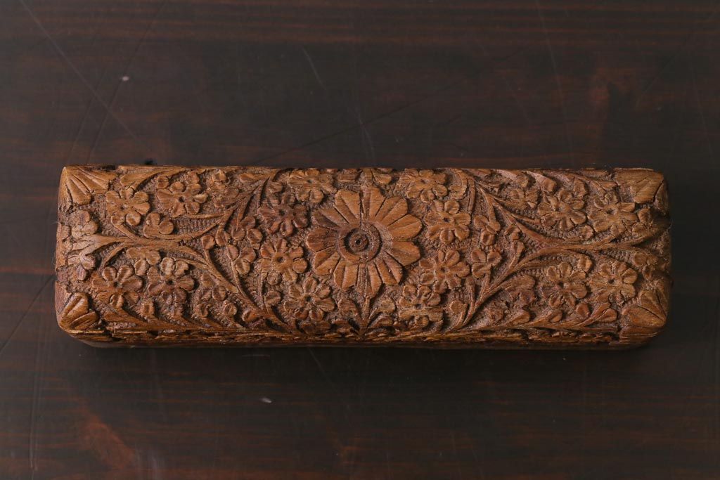 アンティーク雑貨　イギリス　彫刻　アンティークの小さな木箱(小物入れ)