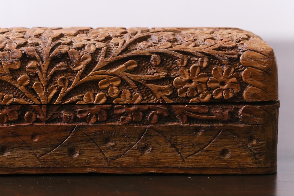 アンティーク雑貨　イギリス　彫刻　アンティークの小さな木箱(小物入れ)