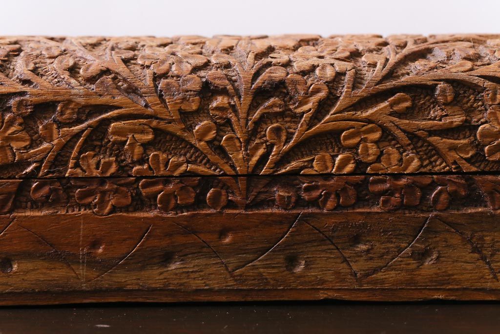 アンティーク雑貨　イギリス　彫刻　アンティークの小さな木箱(小物入れ)