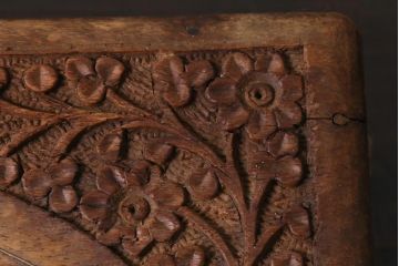 アンティーク雑貨　イギリスアンティーク　インレイ　彫刻　古い木の風合いが趣ある木箱(小物入れ)(1)