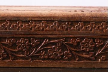アンティーク雑貨　イギリスアンティーク　インレイ　彫刻　古い木の風合いが趣ある木箱(小物入れ)(1)