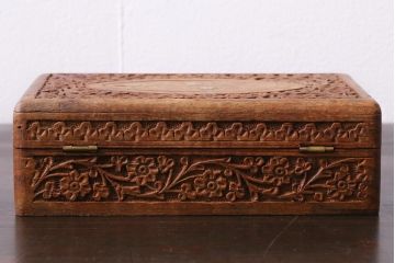 アンティーク雑貨　イギリスアンティーク　インレイ　彫刻　古い木の風合いが趣ある木箱(小物入れ)(1)