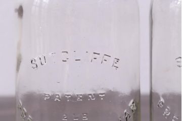 アンティーク雑貨　イギリスビンテージ　錆びついた風合いが味のあるガラス瓶2個セット