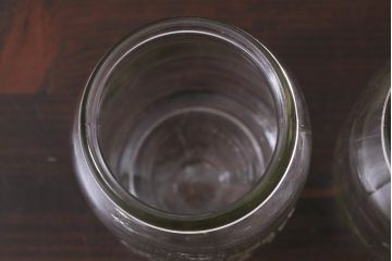 アンティーク雑貨　イギリスビンテージ　錆びついた風合いが味のあるガラス瓶2個セット(1)