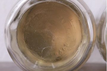 アンティーク雑貨　イギリスビンテージ　錆びついた風合いが味のあるガラス瓶2個セット(1)