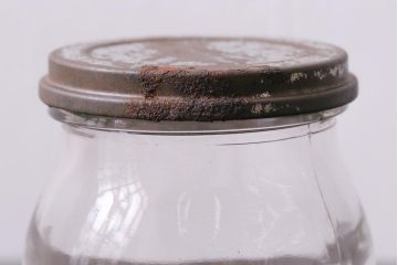 アンティーク雑貨　イギリスビンテージ　錆びついた風合いが味のあるガラス瓶