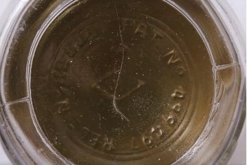 アンティーク雑貨　イギリスビンテージ　錆びついた風合いが味のあるガラス瓶