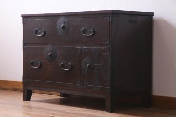アンティーク家具　和製アンティーク　前面ヒノキ材　脚付リメイク　縁起の良い金具の箪笥リビングボード(ローボード、アンティークチェスト、引き出し)