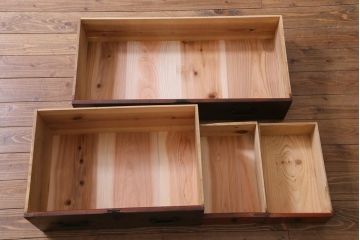 アンティーク家具　和製アンティーク　前面ヒノキ材　脚付リメイク　縁起の良い金具の箪笥リビングボード(ローボード、アンティークチェスト、引き出し)