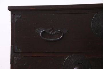 アンティーク家具　和製アンティーク　前面ヒノキ材　脚付リメイク　縁起の良い金具の箪笥リビングボード(ローボード、アンティークチェスト、引き出し)