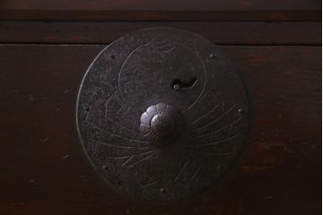 アンティーク家具　和製アンティーク　前面ヒノキ材　脚付リメイク　縁起の良い金具の箪笥リビングボード(ローボード、アンティークチェスト、引き出し)