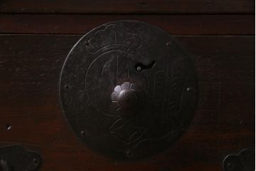 アンティーク家具　和製アンティーク　前面ヒノキ材　脚付リメイク　縁起の良い金具の箪笥リビングボード(ローボード、アンティークチェスト、引き出し)