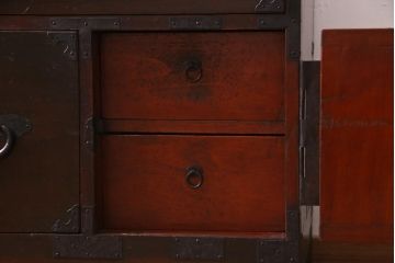 アンティーク家具　和製アンティーク　前面ヒノキ材　脚付リメイク　縁起の良い金具の箪笥リビングボード(ローボード、アンティークチェスト、引き出し)