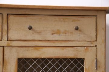 アンティーク家具　フランスアンティーク　パイン材　網目扉　オリジナルペイントが魅力的なキャビネット(食料棚、サイドボード、収納棚)