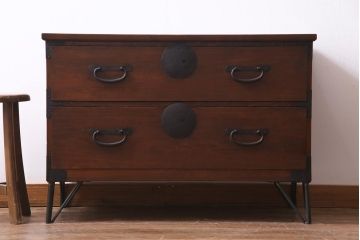 アンティーク家具　和製アンティーク　ヒノキ材　鉄脚付リメイク　すっきりした佇まいの箪笥リビングボード(ローボード、アンティークチェスト、引き出し)