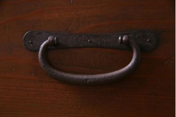 アンティーク家具　和製アンティーク　ヒノキ材　鉄脚付リメイク　すっきりした佇まいの箪笥リビングボード(ローボード、アンティークチェスト、引き出し)