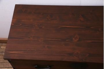 アンティーク家具　和製アンティーク　ヒノキ材　鉄脚付リメイク　すっきりした佇まいの箪笥リビングボード(ローボード、アンティークチェスト、引き出し)