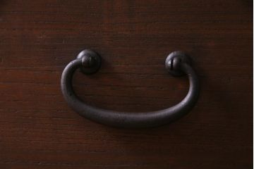 アンティーク家具　和製アンティーク　脚付リメイク　素朴なデザインが魅力的な箪笥リビングボード(ローボード、アンティークチェスト、引き出し)