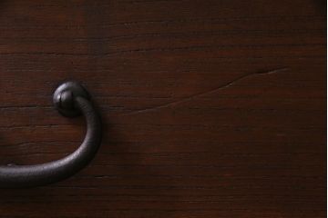 アンティーク家具　和製アンティーク　脚付リメイク　素朴なデザインが魅力的な箪笥リビングボード(ローボード、アンティークチェスト、引き出し)