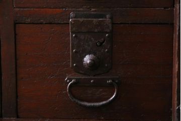 アンティーク家具　古民具リメイク　桐材製　重厚な雰囲気漂う観音開きの箪笥サイドボード(収納棚、戸棚、桐箪笥、桐たんす)