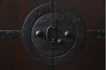 アンティーク家具　古民具リメイク　桐材製　重厚な雰囲気漂う観音開きの箪笥サイドボード(収納棚、戸棚、桐箪笥、桐たんす)