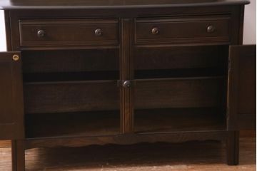 ヴィンテージ家具　イギリスビンテージ　ERCOL(アーコール)　Old Colonial(オールドコロニアル)　ニレ材　気品と風格が漂うカップボード(食器棚、飾り棚)