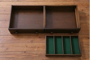 ヴィンテージ家具　イギリスビンテージ　ERCOL(アーコール)　Old Colonial(オールドコロニアル)　ニレ材　気品と風格が漂うカップボード(食器棚、飾り棚)