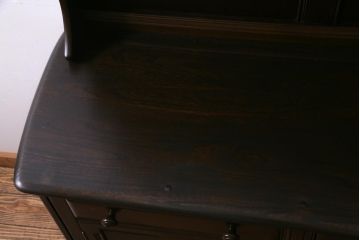 ヴィンテージ家具　イギリスビンテージ　ERCOL(アーコール)　Old Colonial(オールドコロニアル)　ニレ材　気品と風格が漂うカップボード(食器棚、飾り棚)