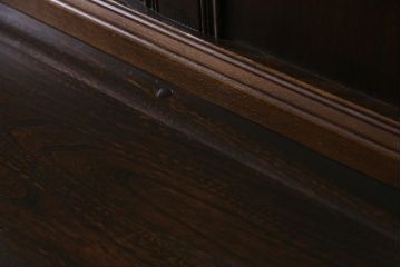 ヴィンテージ家具　イギリスビンテージ　ERCOL(アーコール)　Old Colonial(オールドコロニアル)　ニレ材　気品と風格が漂うカップボード(食器棚、飾り棚)