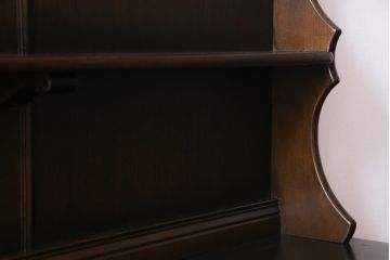 ヴィンテージ家具　イギリスビンテージ　ERCOL(アーコール)　Old Colonial(オールドコロニアル)　ニレ材　気品と風格が漂うカップボード(食器棚、飾り棚)