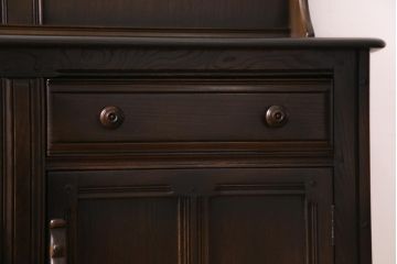ヴィンテージ家具　イギリスビンテージ　ERCOL(アーコール)　Old Colonial(オールドコロニアル)　ニレ材　気品と風格が漂うカップボード(食器棚、飾り棚)