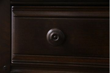 ヴィンテージ家具　イギリスビンテージ　ERCOL(アーコール)　Old Colonial(オールドコロニアル)　ニレ材　気品と風格が漂うカップボード(食器棚、飾り棚)