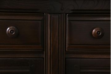 ヴィンテージ家具　イギリスビンテージ　ERCOL(アーコール)　Old Colonial(オールドコロニアル)　ニレ材　気品と風格が漂うカップボード(食器棚、飾り棚)