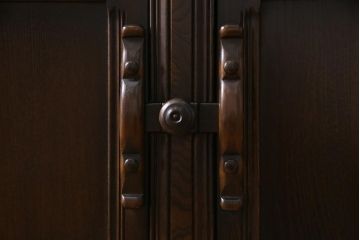 ヴィンテージ家具　イギリスビンテージ　ERCOL(アーコール)　Old Colonial(オールドコロニアル)　ニレ材　気品と風格が漂うカップボード(食器棚、飾り棚)