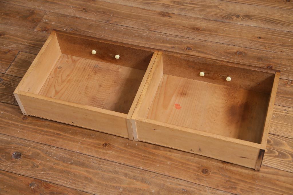 レトロ家具　昭和中期　ナラ材　楔式のデザインがレトロな引き出し付き本棚(飾り棚、収納棚、ディスプレイラック)