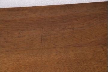 レトロ家具　昭和中期　ナラ材　楔式のデザインがレトロな引き出し付き本棚(飾り棚、収納棚、ディスプレイラック)