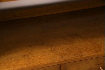 レトロ家具　昭和中期　ナラ材　楔式のデザインがレトロな引き出し付き本棚(飾り棚、収納棚、ディスプレイラック)