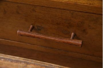 レトロ家具　昭和中期　ナラ材　楔式のデザインがレトロな引き出し付き本棚(飾り棚、収納棚、ディスプレイラック)