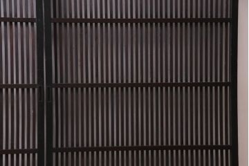 和製アンティーク　大正昭和初期　趣き溢れる佇まいが魅力的な格子戸2枚セット(建具、引き戸)