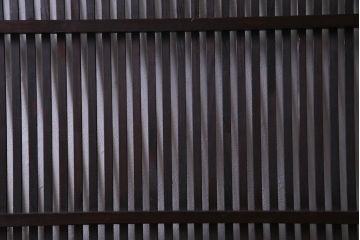 和製アンティーク　大正昭和初期　趣き溢れる佇まいが魅力的な格子戸2枚セット(建具、引き戸)