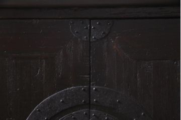 アンティーク家具　古民具リメイク　桐材製　かくし付き　重厚な雰囲気漂う観音開きの箪笥サイドボード(収納棚、戸棚)